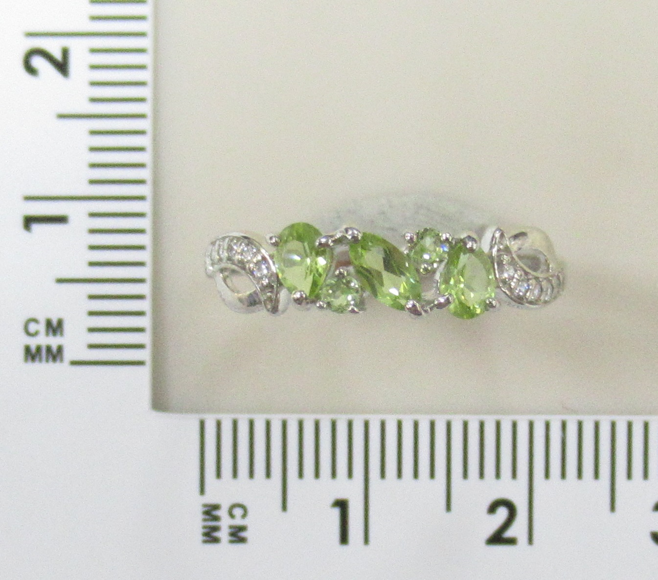 Серебряное кольцо 925 пробы; вставки 5 Хризолит; 10 Фианит бесцв.;